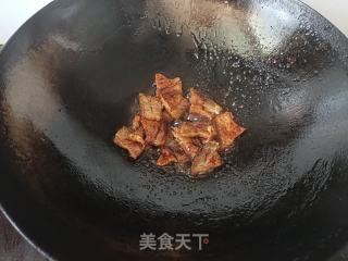 回锅肉炒钱袋蛋的做法步调：6