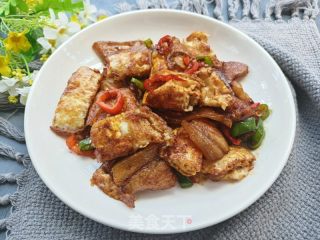 回锅肉炒钱袋蛋的做法步调：10