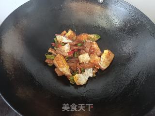 回锅肉炒钱袋蛋的做法步调：8