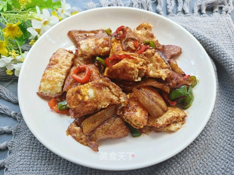 回锅肉炒钱袋蛋的做法