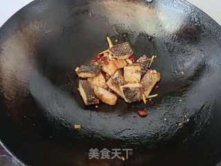 喷鼻辣乌鱼块的做法步调：6