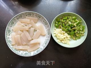 青椒炒魔芋的做法步调：1