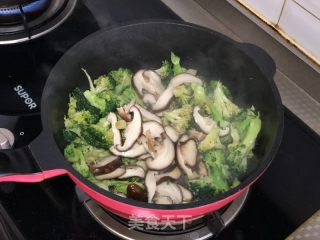 喷鼻菇西兰花的做法步调：4