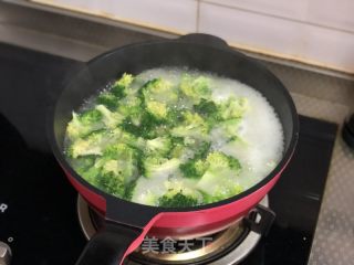 喷鼻菇西兰花的做法步调：1