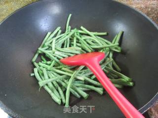 豇豆烧千张结的做法步调：2