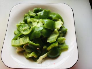 杮子椒炒牛肉的做法步调：1