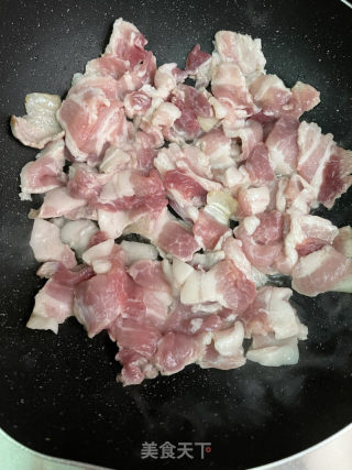 京葱炒五花肉的做法步调：3