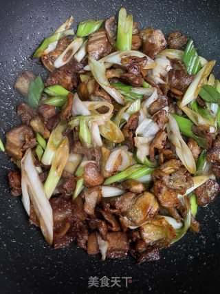 京葱炒五花肉的做法步调：7