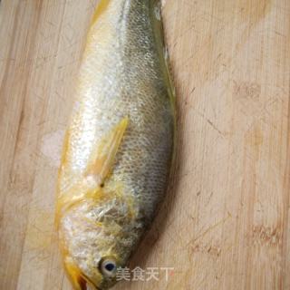 葱油黄花鱼的做法步调：1