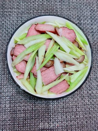 西芹炒腊肉的做法步调：8