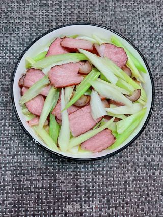 西芹炒腊肉的做法步调：10