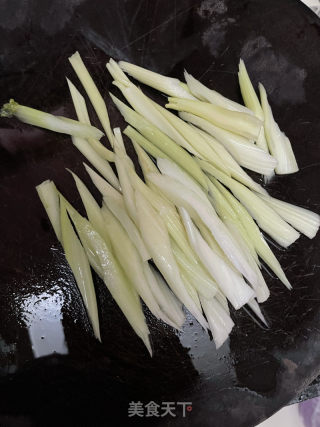西芹炒腊肉的做法步调：2