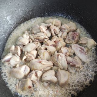 板栗烧鸡腿的做法步调：6