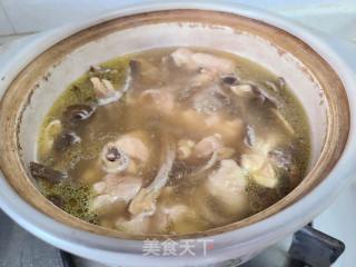 鹿茸菇炖鸡的做法步调：10