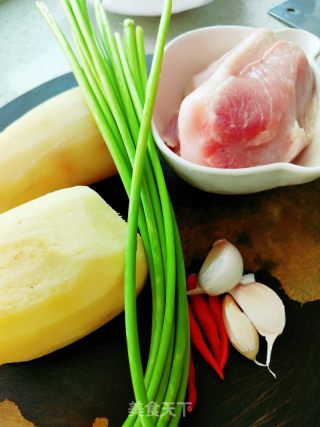 藕丁炒肉的做法步调：1