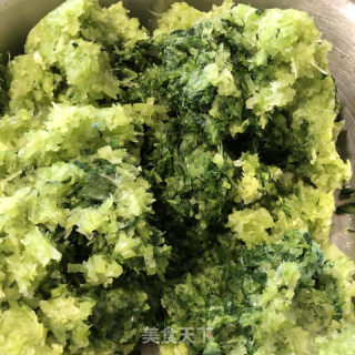 芹菜猪肉火饺的做法步调：4