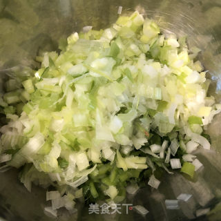 芹菜猪肉火饺的做法步调：3
