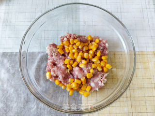 肉饼窝蛋的做法步调：3
