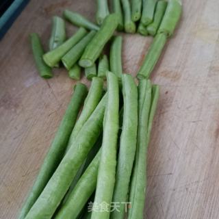 卤肥肠炖豆角的做法步调：1