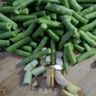 卤肥肠炖豆角的做法步调：2