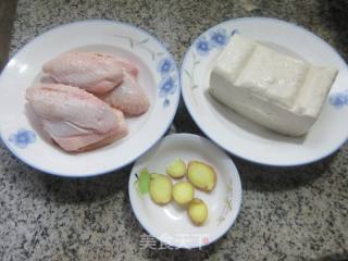 鸡翅中蒸豆腐的做法步调：1