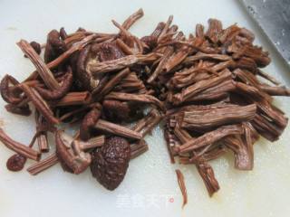 蒜喷鼻茶树菇的做法步调：2