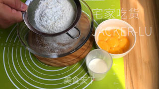 浮云瑞士卷，甘美奶油，坚实蛋糕，一心满意。的做法步调：1