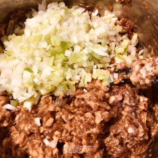芹菜年夜肉包的做法步调：7