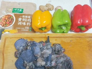 一酱弄定黄焖鸡的做法步调：1