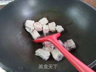 白烧鸡翅根排骨的做法步调：2