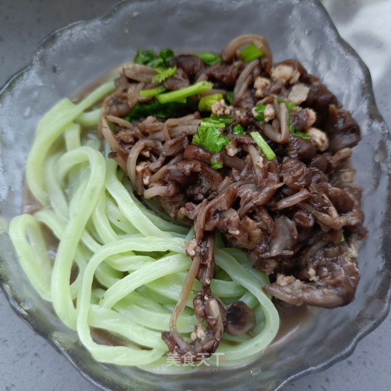 肉沫鸡枞花卤菠菜里的做法