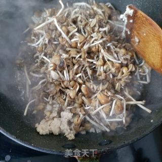 肉沫鸡枞花卤菠菜里的做法步调：5