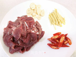 西芹炒牛肉（加肥版）的做法步调：1
