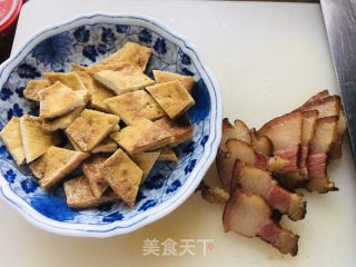 豆腐干蒸腊肉的做法步调：1