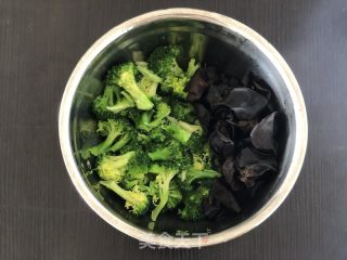 西兰花番茄炒蛋的做法步调：1