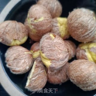 板栗烧肉的做法步调：1