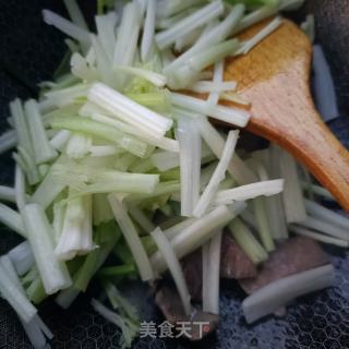 肉片炒利剑芹菜的做法步调：9