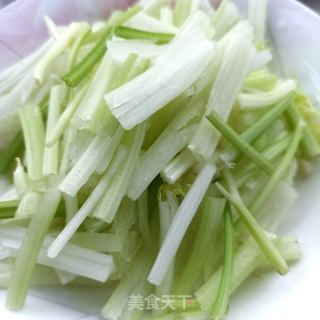 肉片炒利剑芹菜的做法步调：2