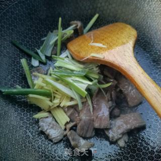 肉片炒利剑芹菜的做法步调：8