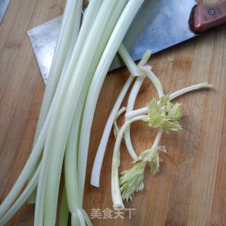 肉片炒利剑芹菜的做法步调：1