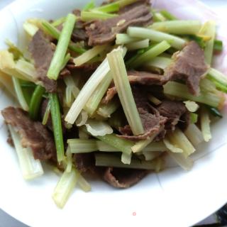肉片炒利剑芹菜的做法步调：12