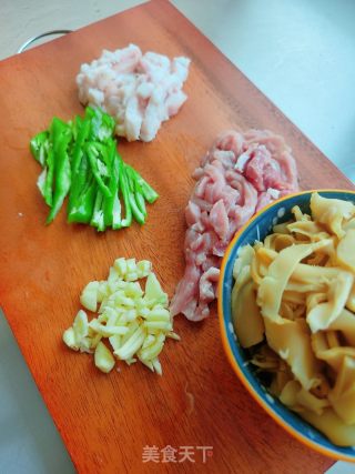 笋干炒肉的做法步调：1