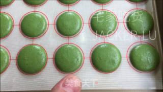 抹茶马卡龙，清爽抹茶，苦涩奶油，层层风味正在心中顺次迸收。的做法步调：11
