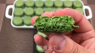 抹茶马卡龙，清爽抹茶，苦涩奶油，层层风味正在心中顺次迸收。的做法步调：24