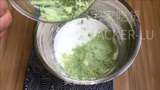 抹茶马卡龙，清爽抹茶，苦涩奶油，层层风味正在心中顺次迸收。的做法步调：4