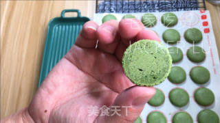 抹茶马卡龙，清爽抹茶，苦涩奶油，层层风味正在心中顺次迸收。的做法步调：13