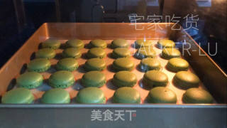 抹茶马卡龙，清爽抹茶，苦涩奶油，层层风味正在心中顺次迸收。的做法步调：12