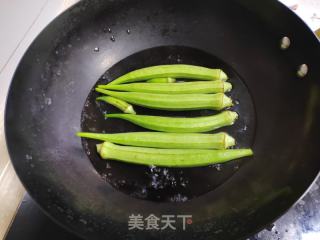 咸卵白炒春葵的做法步调：3