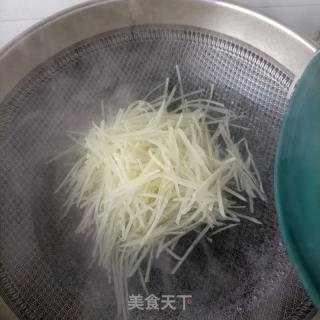 青椒土豆丝的做法步调：2