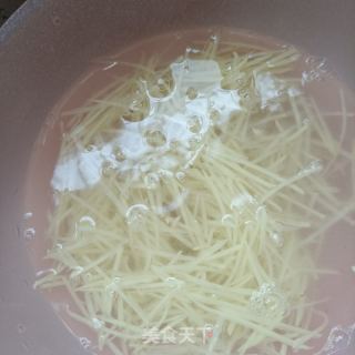 青椒土豆丝的做法步调：1